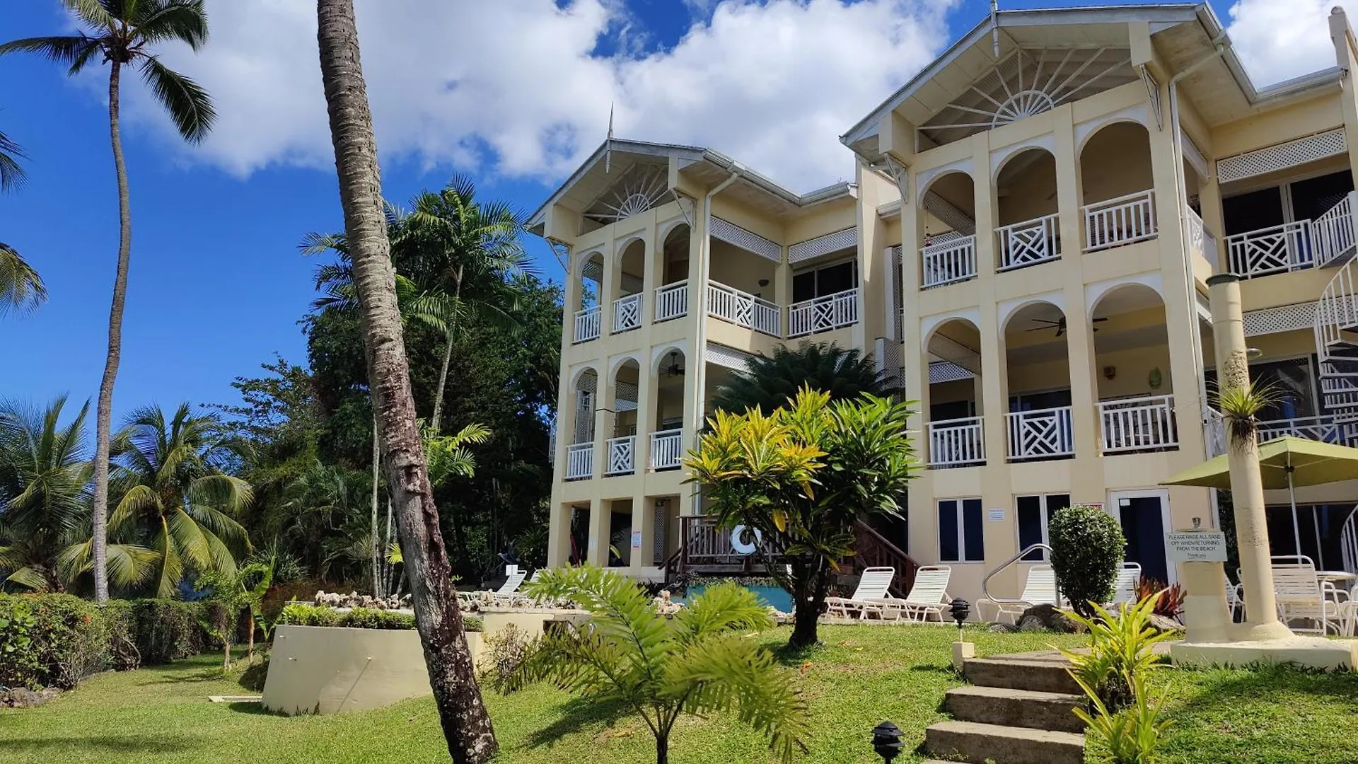 Queen Angel Suite. Stunning Apartment On Grafton Beach With Direct Beach Access Black Rock