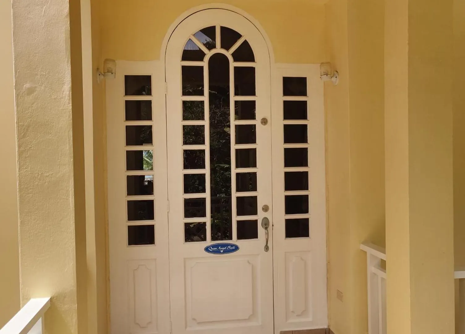 Queen Angel Suite. Stunning Apartment On Grafton Beach With Direct Beach Access Black Rock
