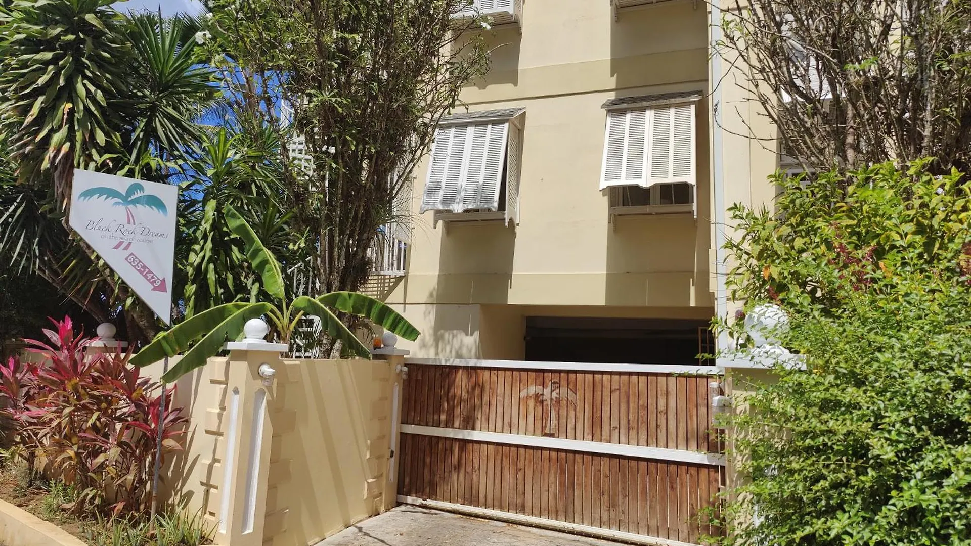 Queen Angel Suite. Stunning Apartment On Grafton Beach With Direct Beach Access Black Rock