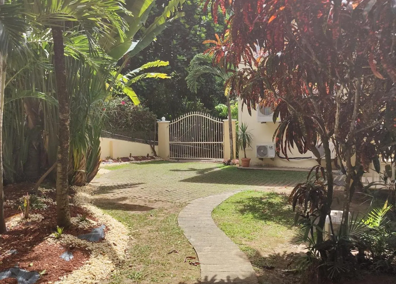 Queen Angel Suite. Stunning Apartment On Grafton Beach With Direct Beach Access Black Rock