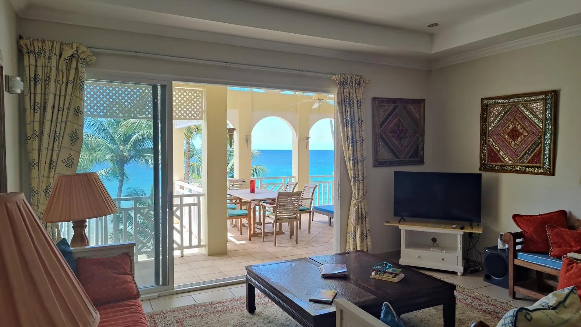 Queen Angel Suite. Stunning Apartment On Grafton Beach With Direct Beach Access Black Rock