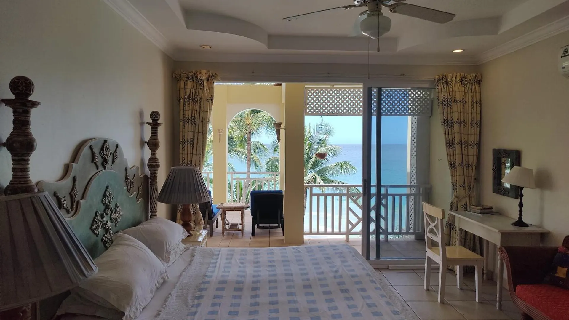 Queen Angel Suite. Stunning Apartment On Grafton Beach With Direct Beach Access Black Rock